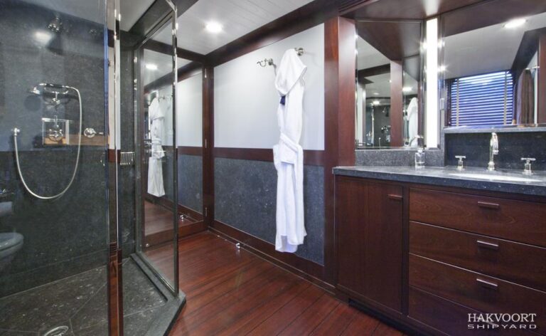 Pamela V superyacht Bathroom