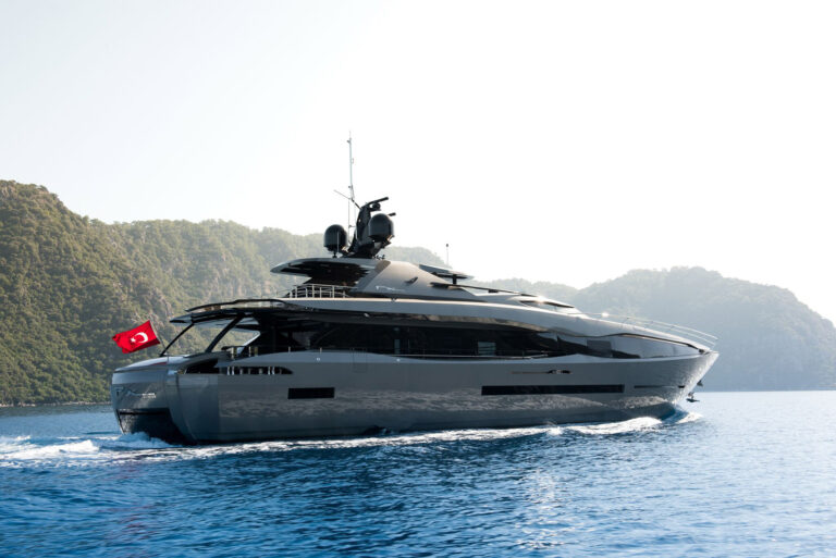 Peri Motor Yacht FX - Cruising