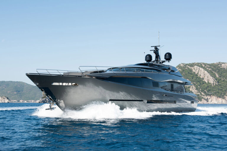 Peri Motor Yacht FX - Underway