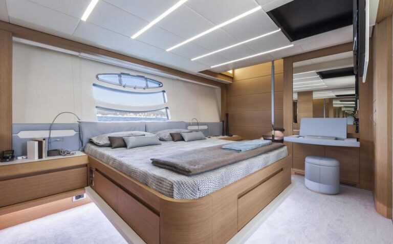 Pershing 82 Superyacht - Cabin-001