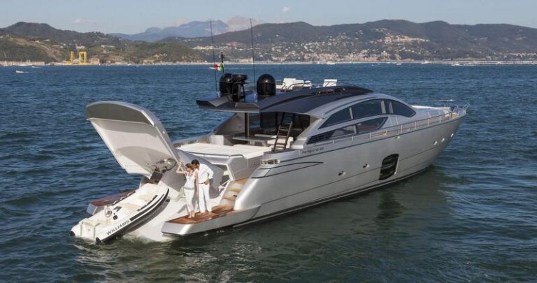 Pershing 82 Yacht - Aft View-001