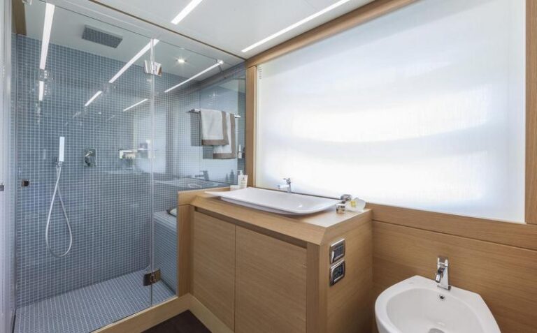 Pershing 82 Yacht - Bathroom-001
