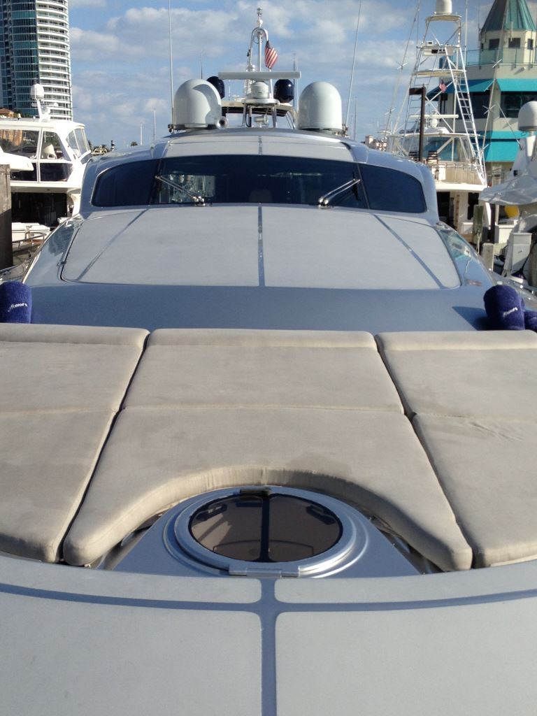 Pershing 88 - Bow