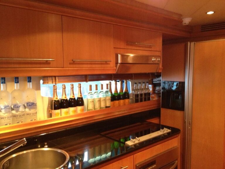 Pershing 88 - Galley aft