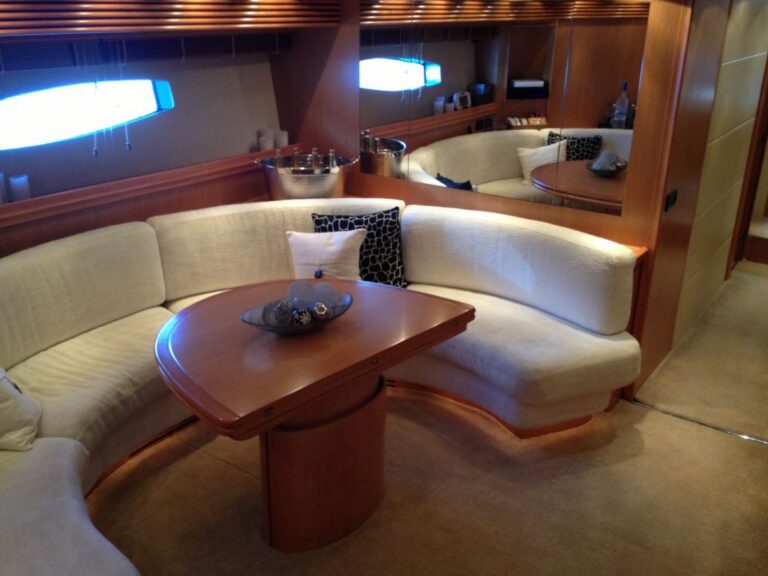 Pershing 88 - Lower salon