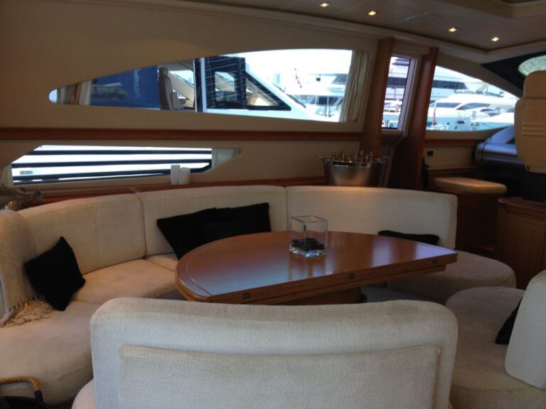 Pershing 88 - Upper salon