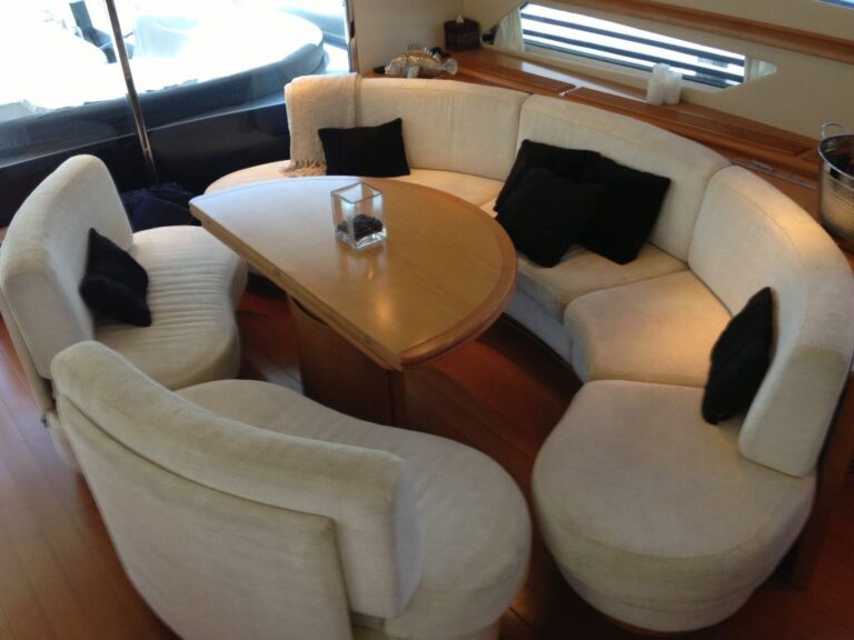 Pershing 88 - Upper salon dinning