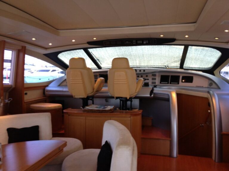 Pershing 88 - Upper salon helm