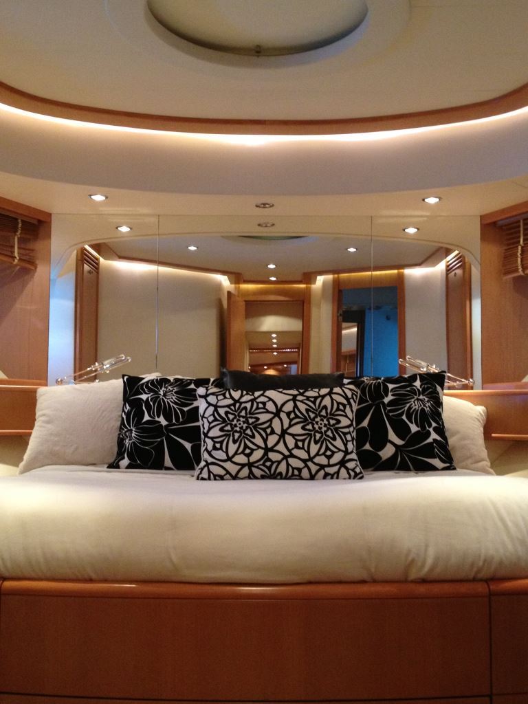 Pershing 88 - VIP stateroom
