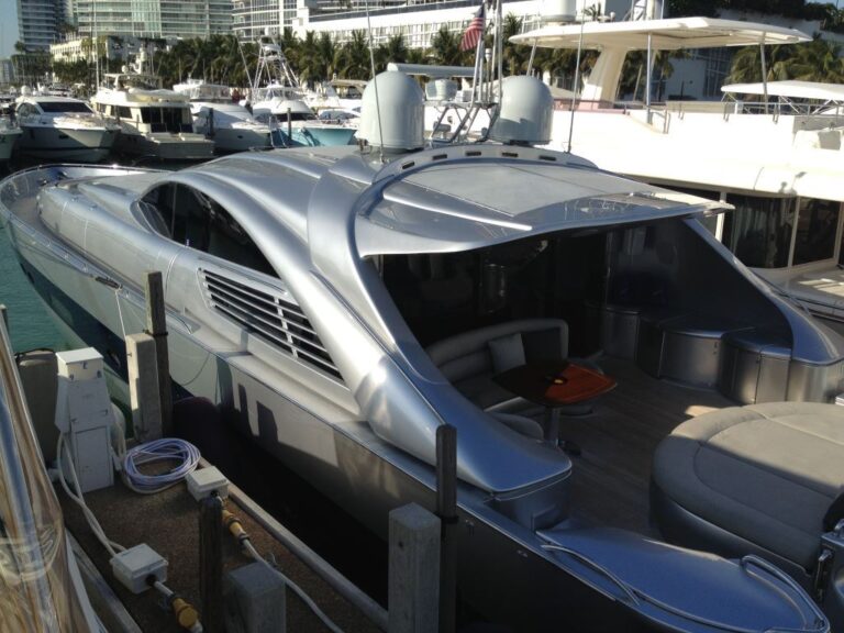 Pershing 88 exterior