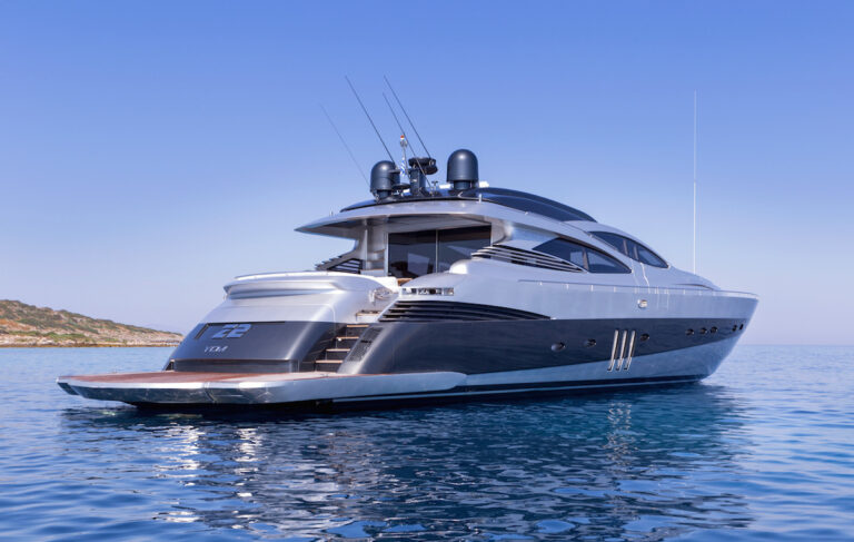 Pershing Yacht Z2 - Stern View