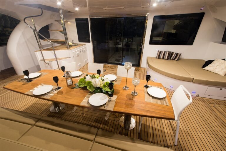 Power Cat CLOUDS -  Aft Deck Dining