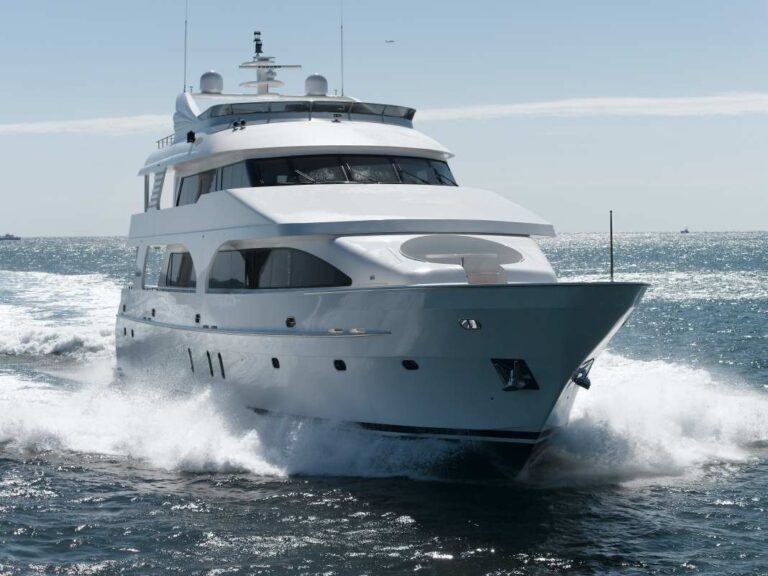 President 107 Yacht at full speed
