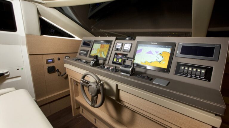 Prestige 750 Yacht - Wheelhouse
