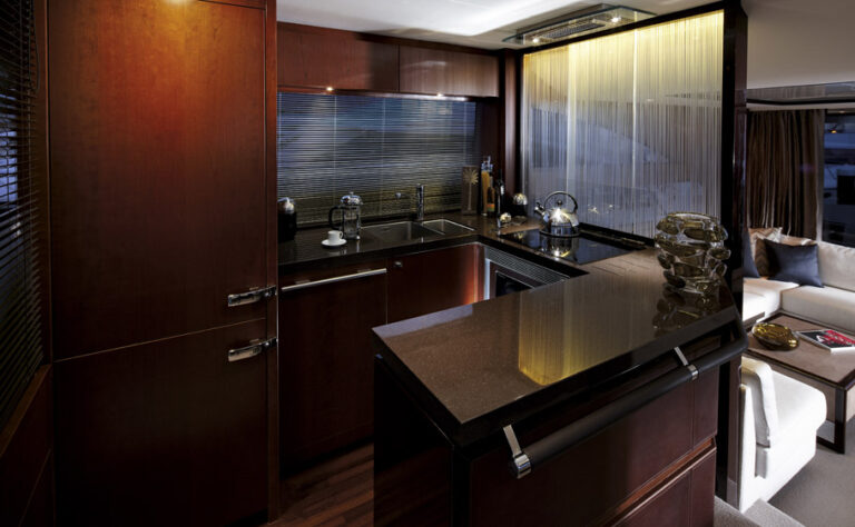 Princess 64 LADY M - Galley Bar
