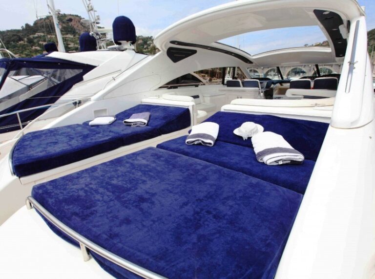 Princess Yacht PURA VIDA -  Sunpads
