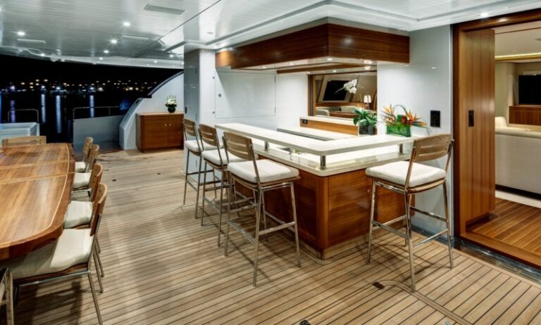 Q5 Quintessential superyacht Exterior Bar-001