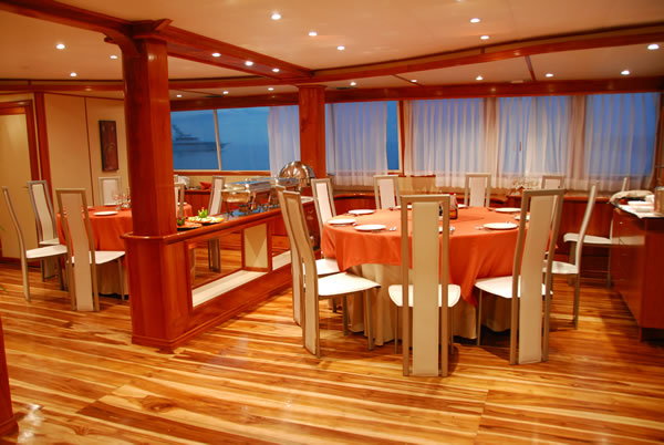 Queen of Galapagos - Dining 2