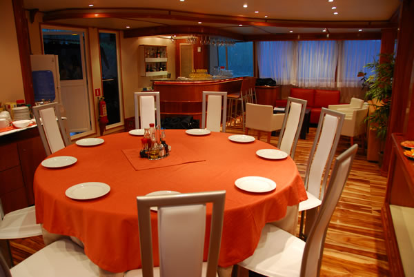 Queen of Galapagos - Dining
