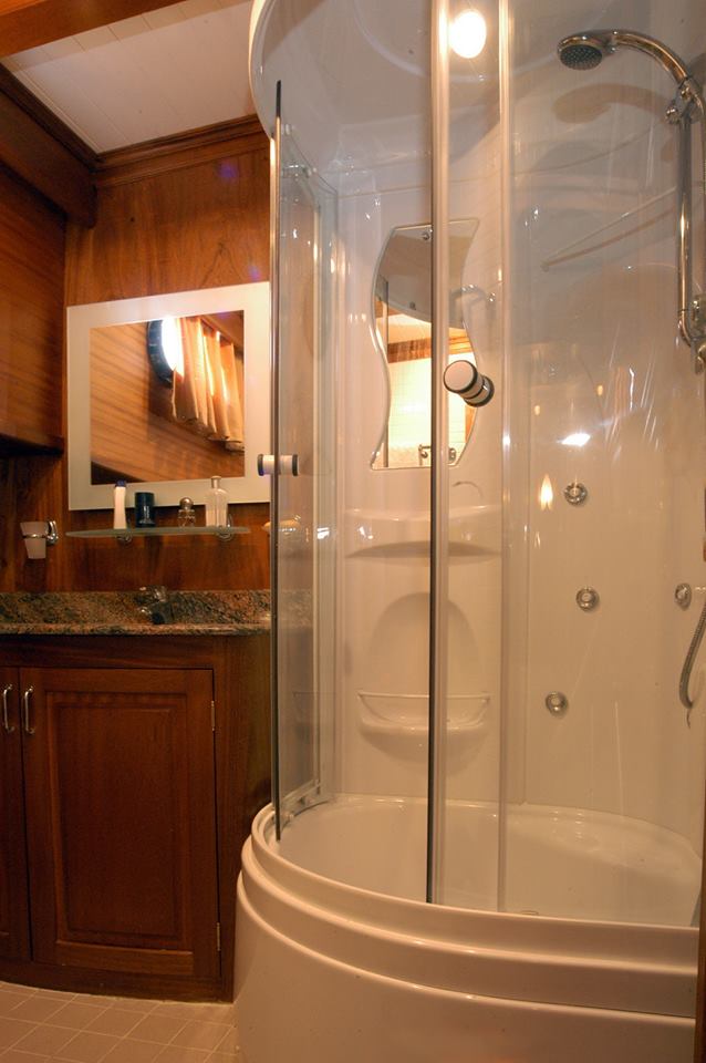 Queen of Karia Yacht - Bathroom