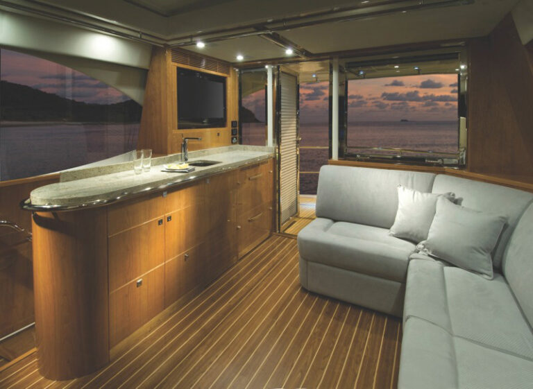 R75 Yacht - Flybridge Lounge