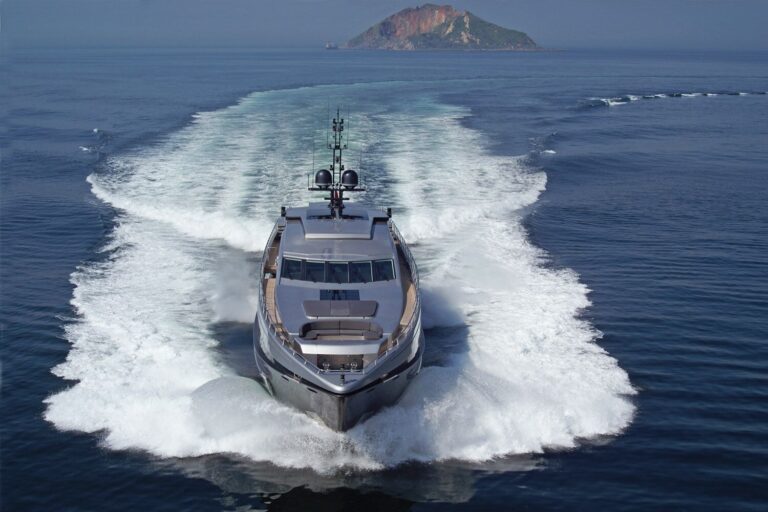 37m RL NOOR - Bow view cruising