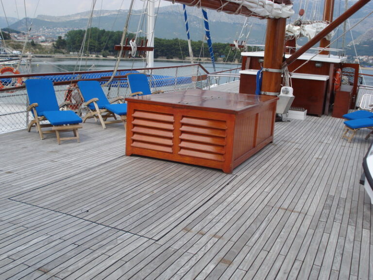 ROMANCA - Deck sunning