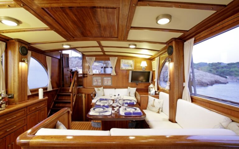 ROTA II yacht - Dining area