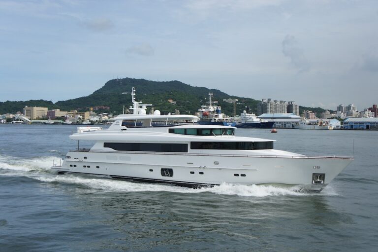 RP 110 Horzion luxury yacht LADY GAGA