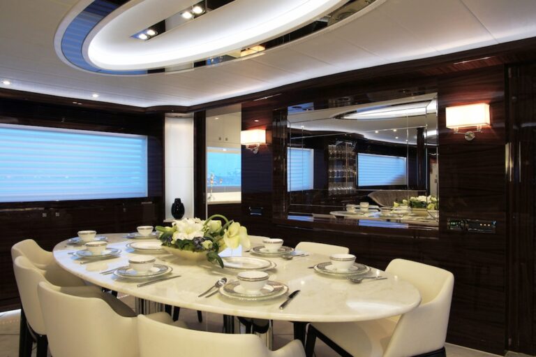 RP110 Horizon motoryacht Lady Gaga - Dining Table