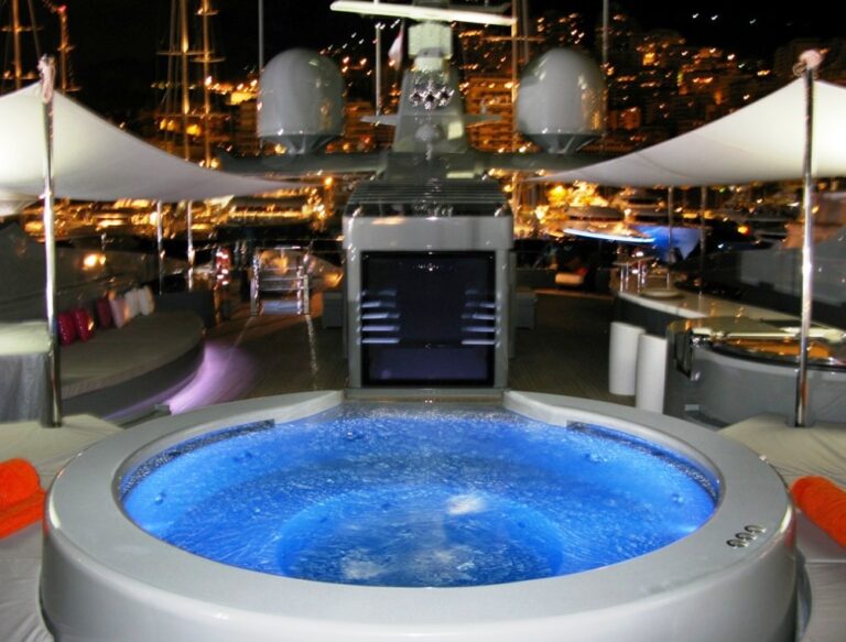 SEA FORCE ONE - Her Sundeck and Spa Pool Pool