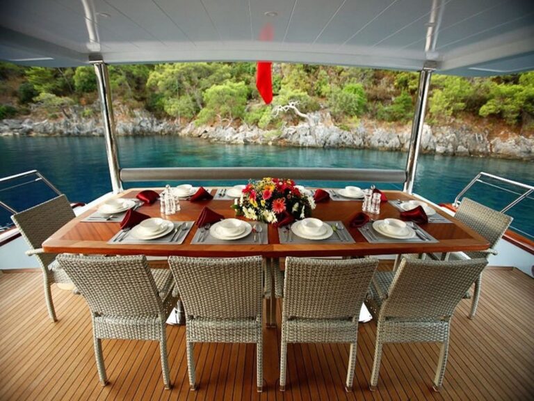 Main deck dining
