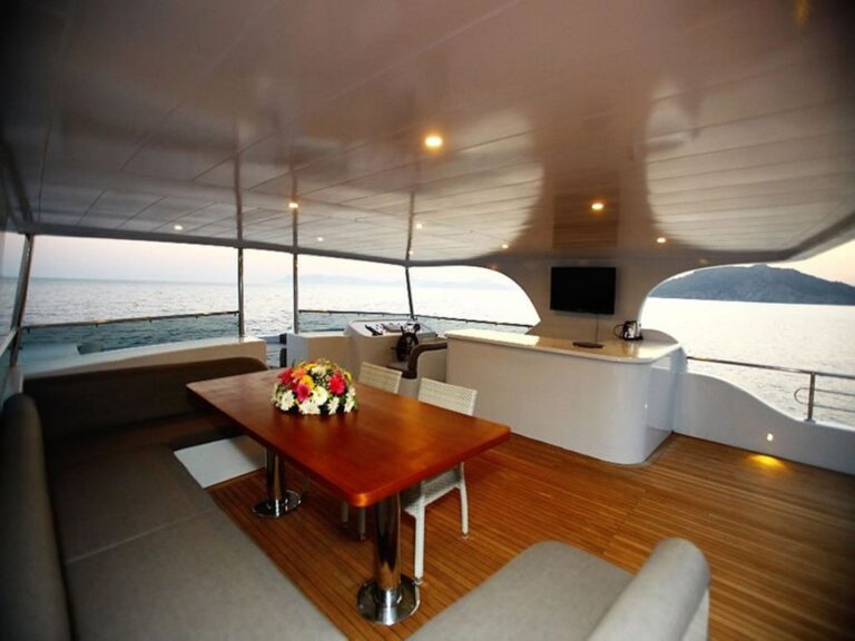Upper deck dining