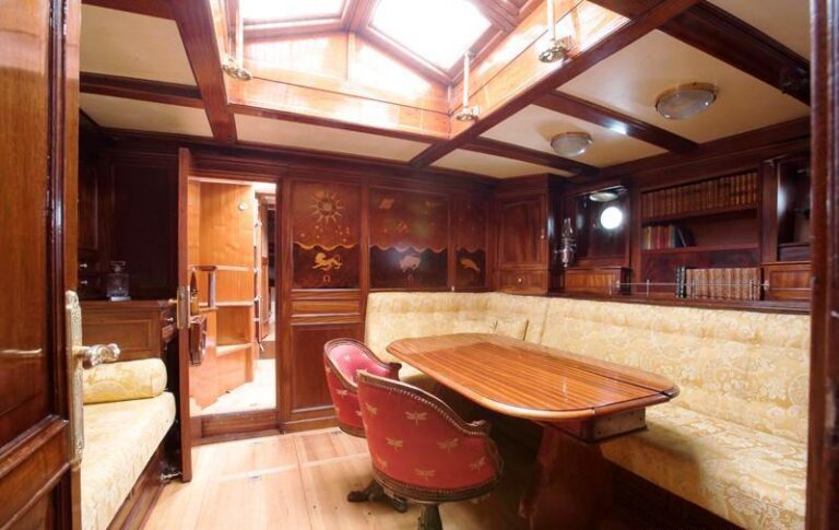 SINCERITY -  Salon and Dining 2