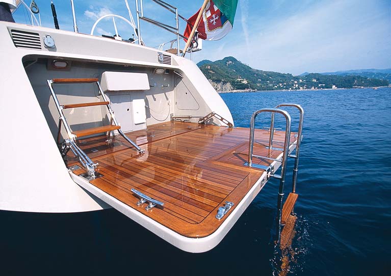 SKIP N BOU yacht - open transom