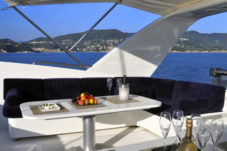 SL100 ARIA -  Flybridge Seating