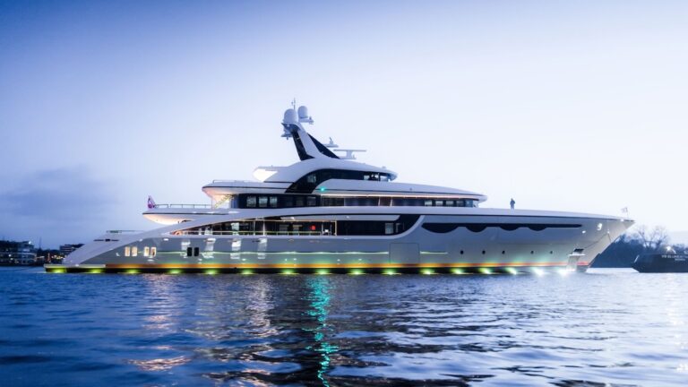 Superyacht SOARING