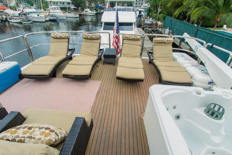 SPACIOUS DECK