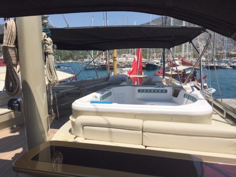 SUHEYLA SULTAN Sundeck