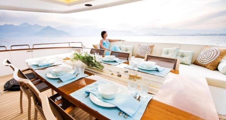 SUN KISS - Aft deck dining