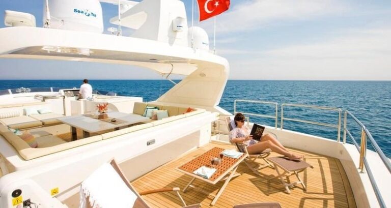 SUN KISS - Sundeck sunning