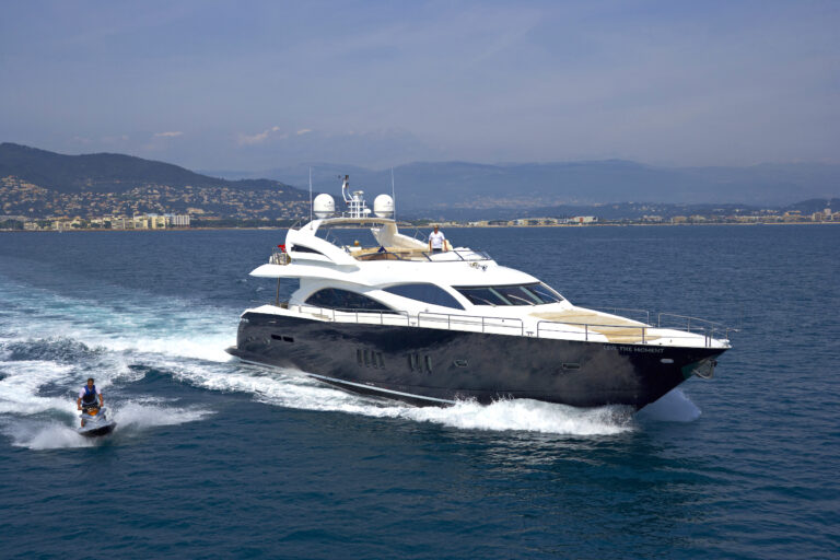 A Sunseeker 90 Motor Yacht - Sistership