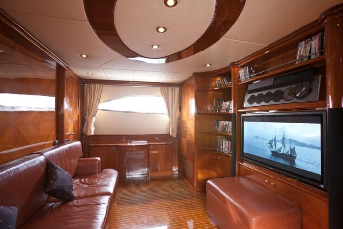 SUPER - Convertable TV room