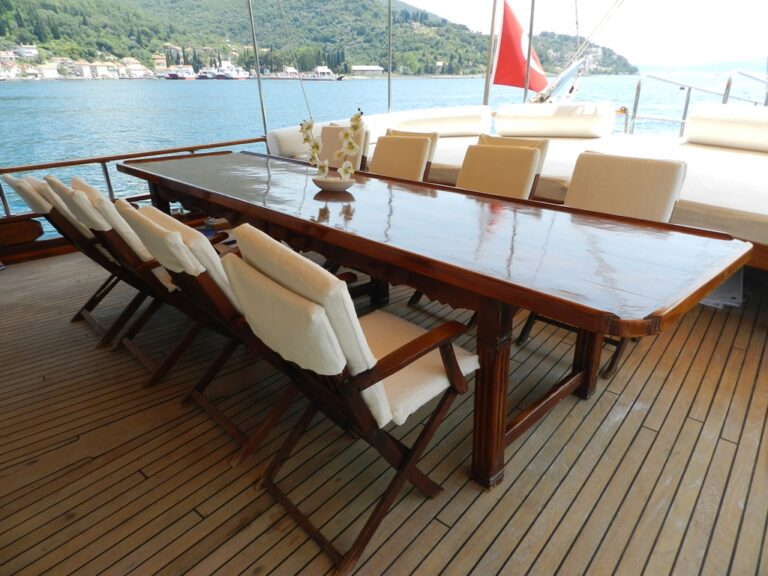 SY AKANA - Aft deck dining