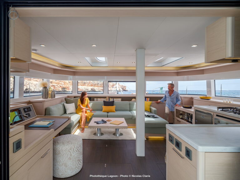 Main Salon (sistership)