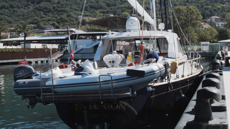 SY CENTURION - Stern and tender