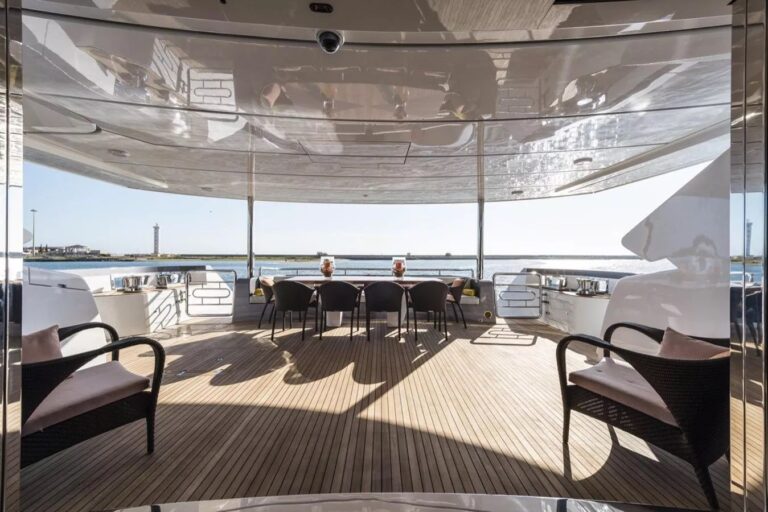 Main Deck Aft Dining