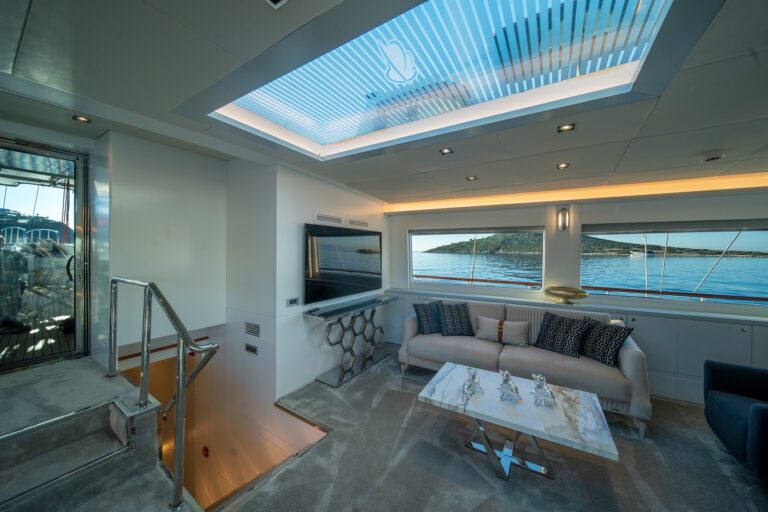 Main Salon Lounge
