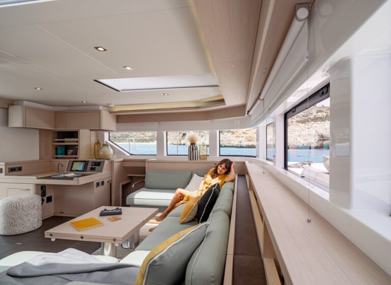 Main Salon (sistership)