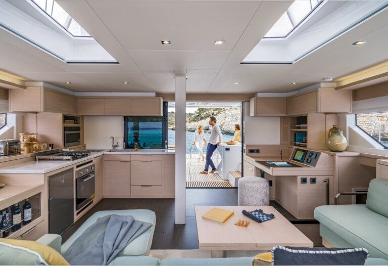 Main Salon (sistership)